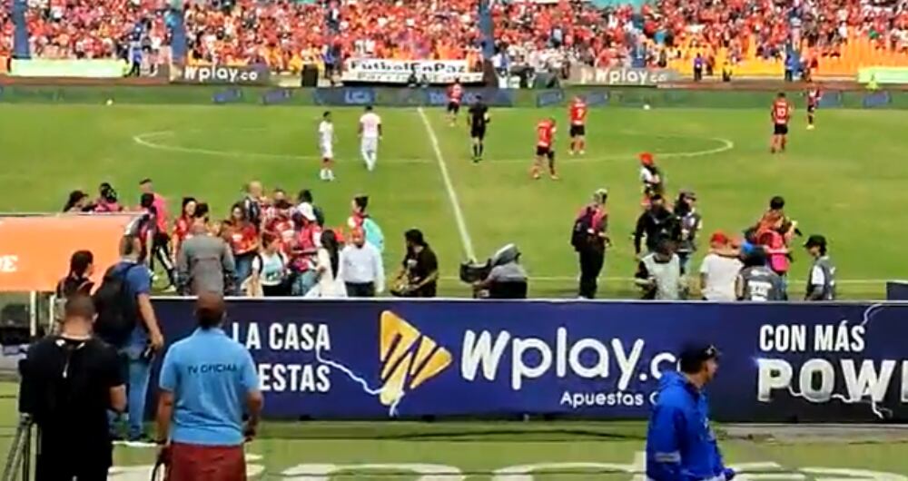 Abucheos al secretario de Gobierno de Medellín.