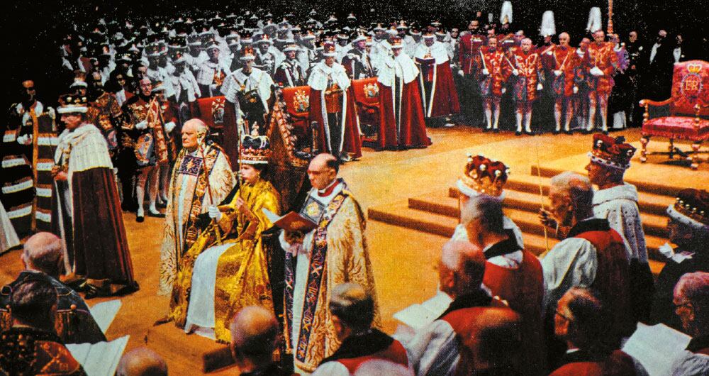 La abadía de Westminster volverá a presenciar la coronación de un rey,
esta vez Carlos, desde 1953, cuando su madre fue ungida (foto). La gran
incógnita es si él repetirá el aparatoso rito religioso, que implica varios
cambios de ropa y lucir dos pesadas coronas de casi cuatro kilos.