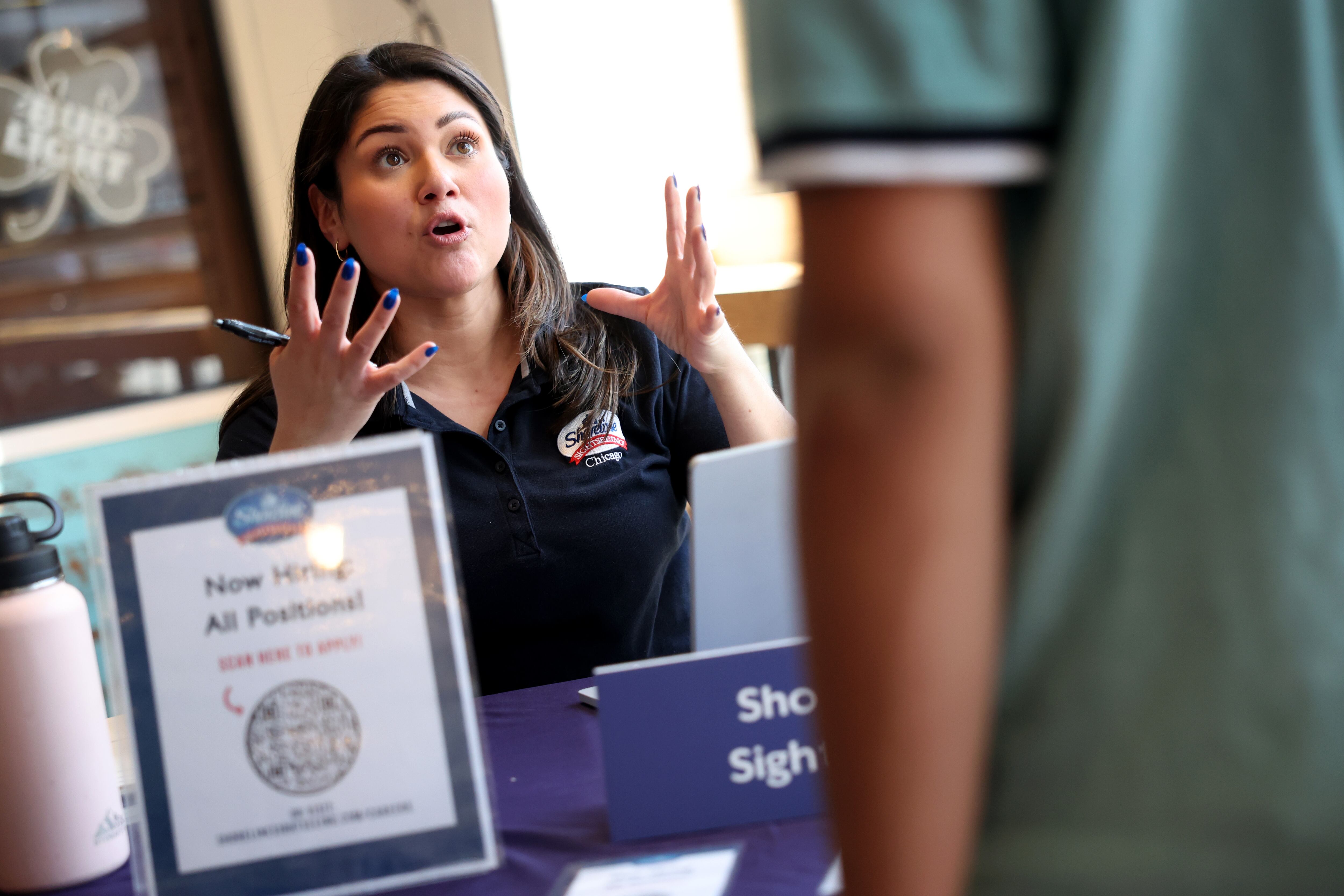 Estados Unidos sigue contratando personas, sobre todo latinos para cubrir vacantes