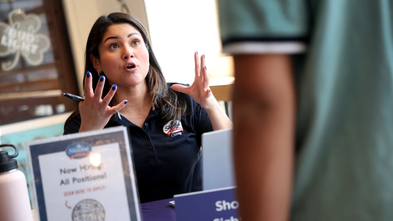 Estados Unidos sigue contratando personas, sobre todo latinos para cubrir vacantes