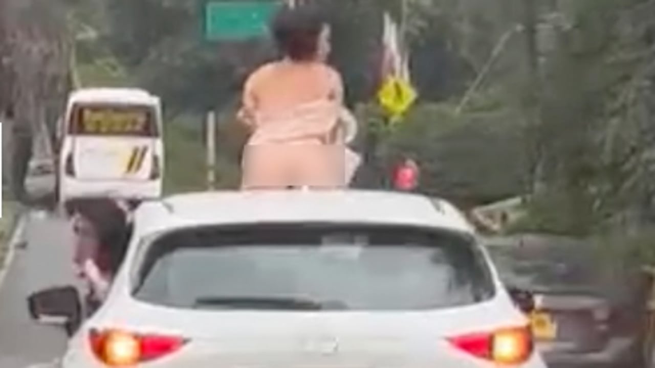 Dos mujeres se pasearon a bordo de una camioneta de alta gama por las calles de Medellín exhibiendo sus partes íntimas.