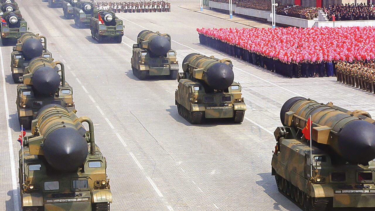 Vehículos con misiles durante el desfile que marca el 105 aniversario del nacimiento de Kim Il-sung en Pyongyang, 15 de abril de 2017