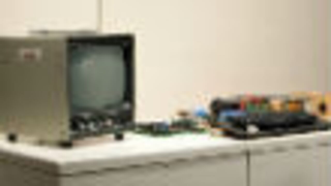 La Apple l, la primera computadora Apple creada por Steve Jobs y Steve Wozniak en 1976.