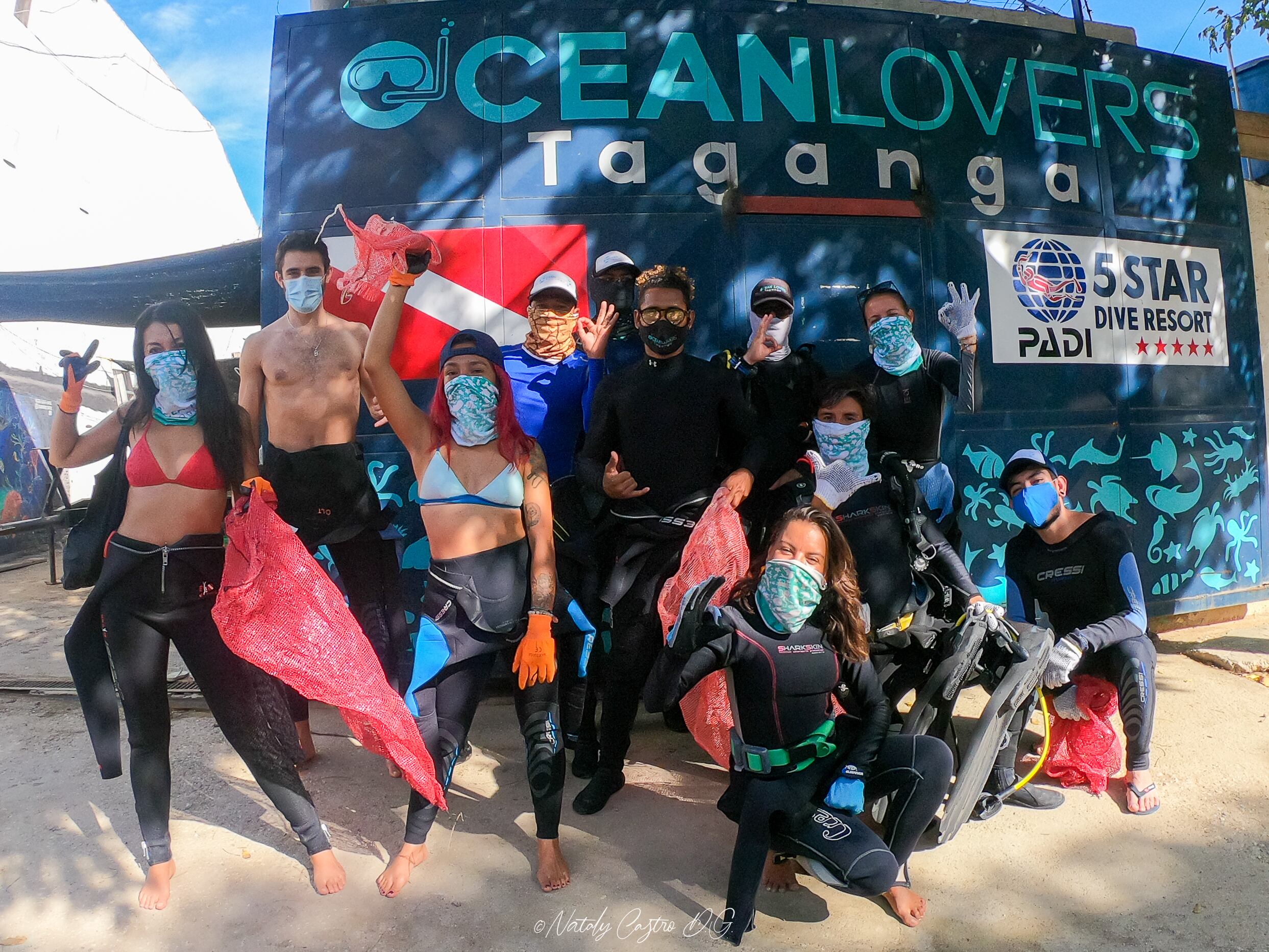 Junto a Elisabeth, son nueve los colaboradores locales que trabajan en ‘Ocean Lovers’ como instructores de buceo, fotógrafos y capitanes de los botes.