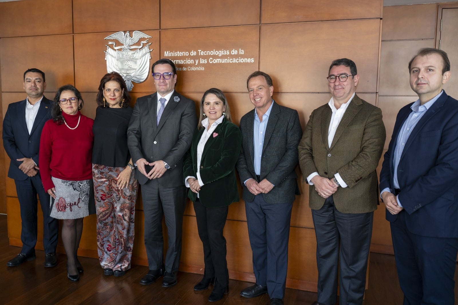 Alexandra Falla e Iván Cancino analizaron con operadores el uso de celulares desde las cárceles.