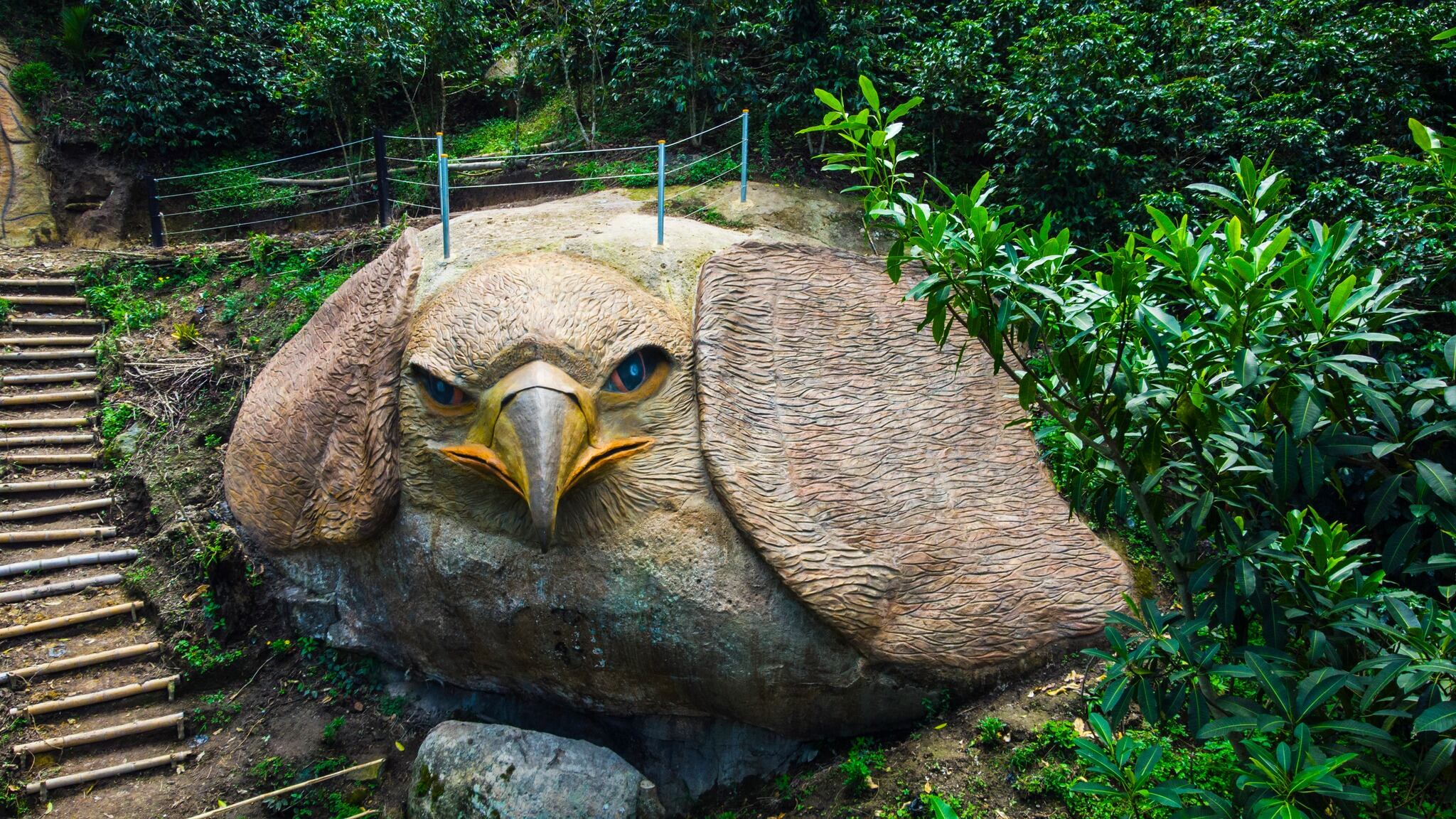 Las esculturas fueron talladas en piedra por el artista huilense Armando Chaves - Águila gigante.