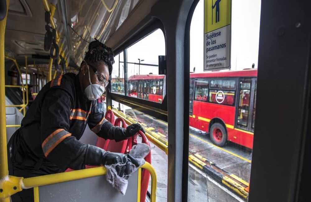 Desde el inicio de la emergencia sanitaria en la capital por causa de la pandemia de coronavirus, TransMilenio anunció que tomaría varias medidas para garantizar la protección de los usuarios que deben continuar tomando el servicio. Foto: Juan Carlos Sierra-SEMANA