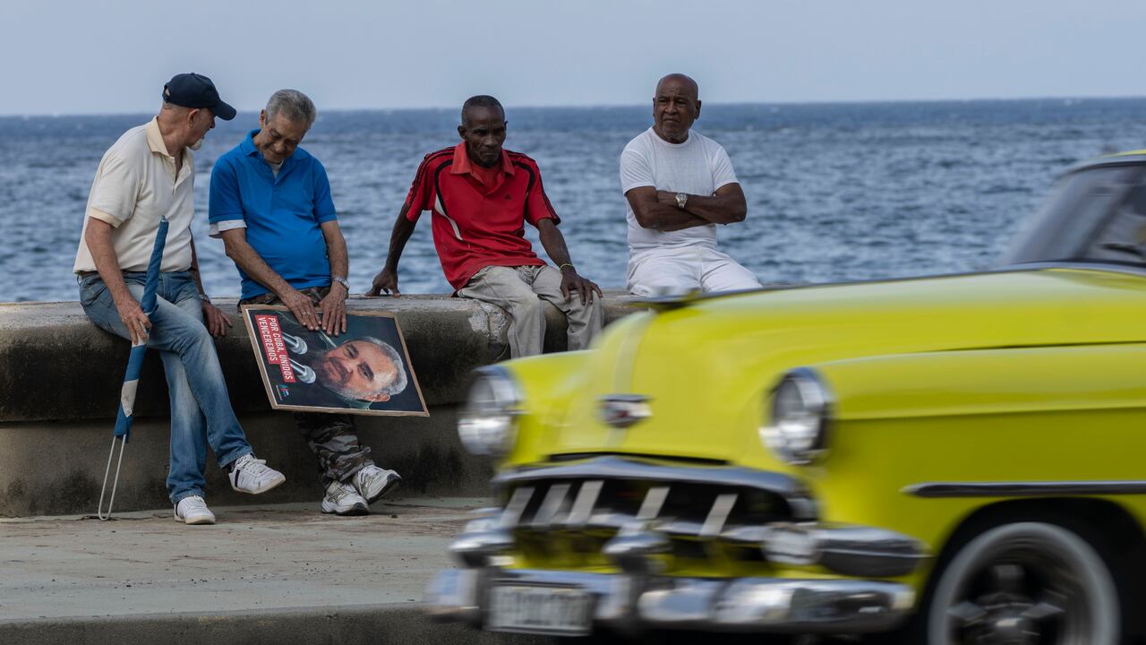 Las nuevas tarifas entrarán en vigor a partir de febrero para el combustible, y un mes después para las de energía y gas licuado, informaron las autoridades. (AP Photo/Ramon Espinosa)