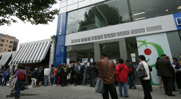 Largas filas se ven en las sedes de la Administradora Colombiana de Pensiones (Colpensiones).