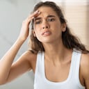 Las arrugas del entrecejo, además de aparecer con los años, pueden deberse a las expresiones faciales que se realizan diariamente.