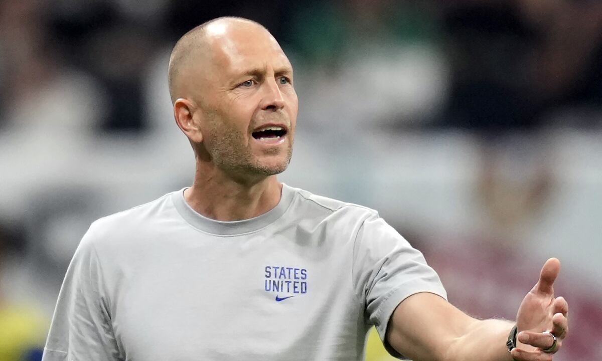 Foto del 25 de noviembre del 2022, el seleccionador de Estados Unidos Gregg Berhalter durante el encuentro ante Inglaterra en el Grupo B del Mundial. El martes 3 de enero del 2023, US Soccer investiga un incidente de Berhalter en 1991 cuando pateó a su pareja y ahora esposa. (AP/Andre Penner