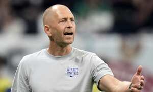 Foto del 25 de noviembre del 2022, el seleccionador de Estados Unidos Gregg Berhalter durante el encuentro ante Inglaterra en el Grupo B del Mundial. El martes 3 de enero del 2023, US Soccer investiga un incidente de Berhalter en 1991 cuando pateó a su pareja y ahora esposa. (AP Foto/Andre Penner