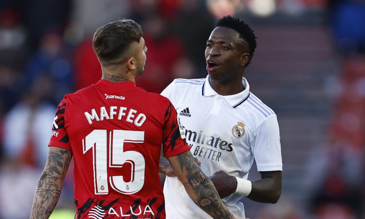 Soccer Football - LaLiga - RCD Mallorca v Real Madrid - Visit Mallorca Stadium, Palma, Mallorca, Spain - February 5, 2023 Real Madrid's Vinicius Junior remonstrates with RCD Mallorca's Pablo Maffeo REUTERS/Juan Medina