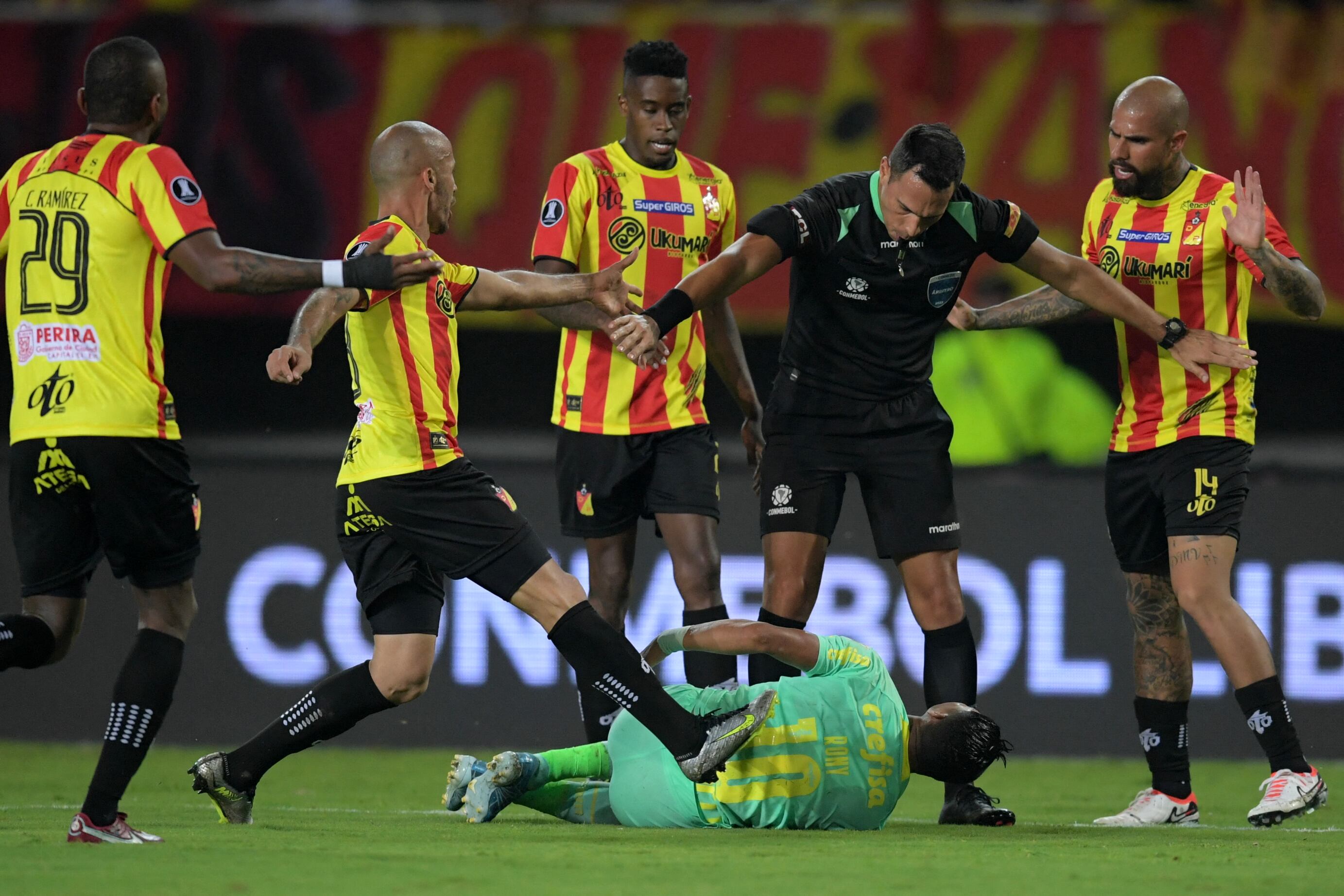 El jugador de Palmeiras, Rony, recibe una falta de los futbolistas del Pereira.