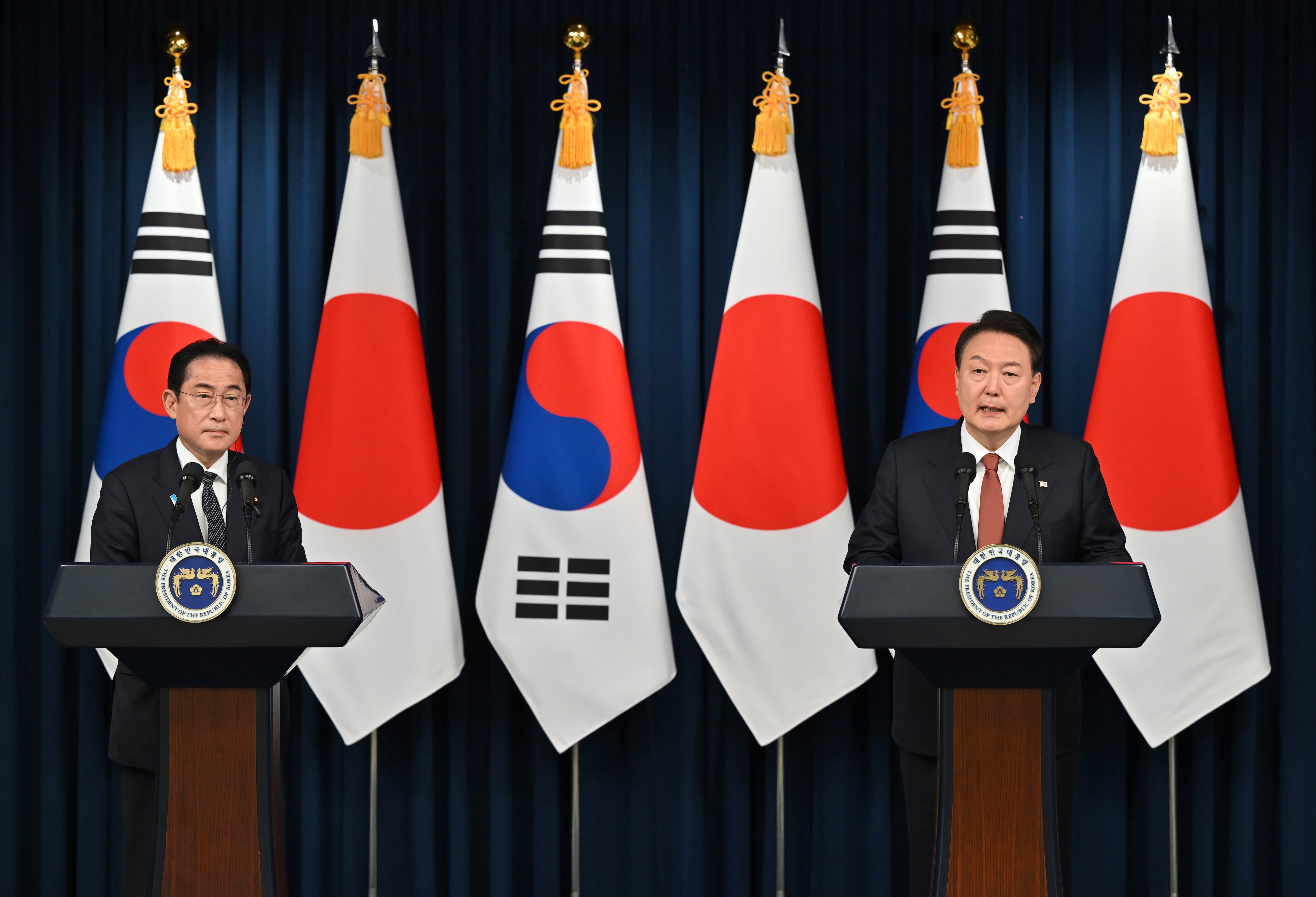 El presidente de Corea del Sur, Yoon Suk Yeol, a la derecha, y el primer ministro de Japón, Fumio Kishida, asisten a una conferencia de prensa conjunta después de su reunión en la oficina presidencial en Seúl el domingo 7 de mayo de 2023