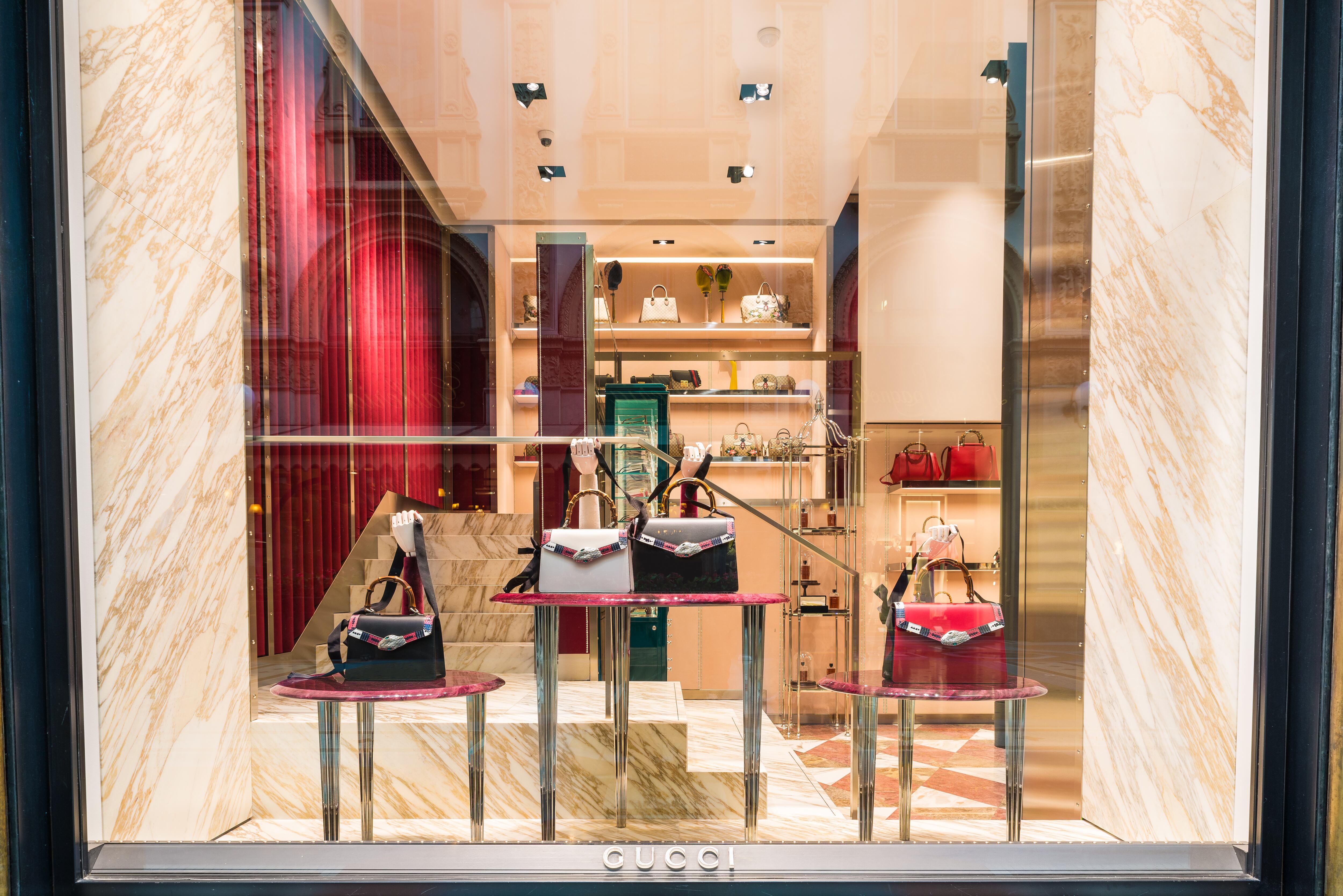 Esta caída pone de relieve las crecientes dificultades de Kering para competir en el mercado global del lujo.