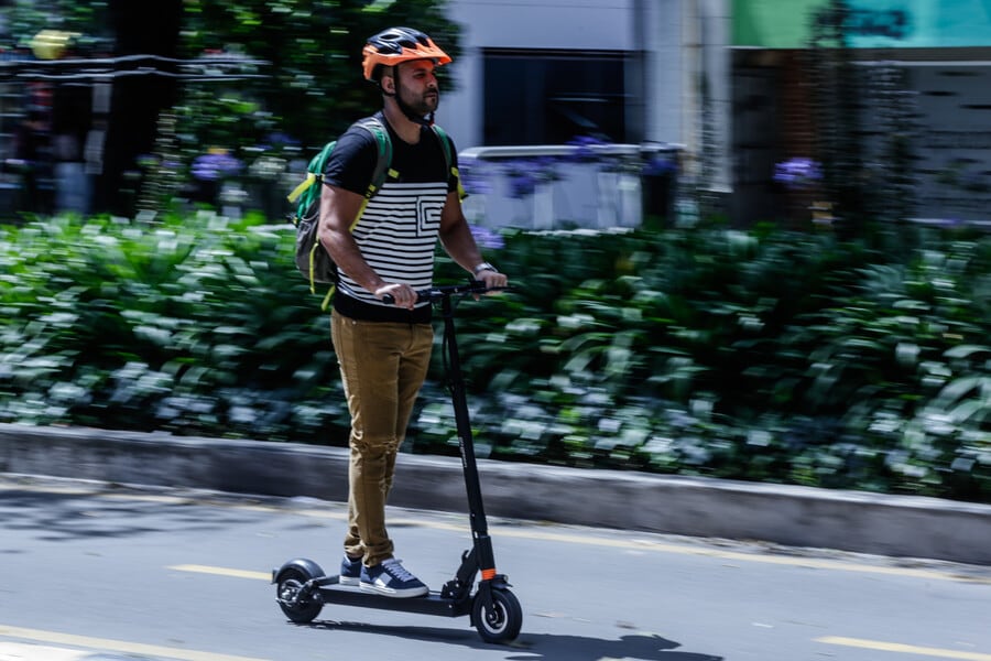 Las patinetas eléctricas se consolidan como una alternativa de movilidad para desplazamientos urbanos gracias a su facilidad de uso y transporte.