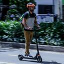 Las patinetas eléctricas se consolidan como una alternativa de movilidad para desplazamientos urbanos gracias a su facilidad de uso y transporte.