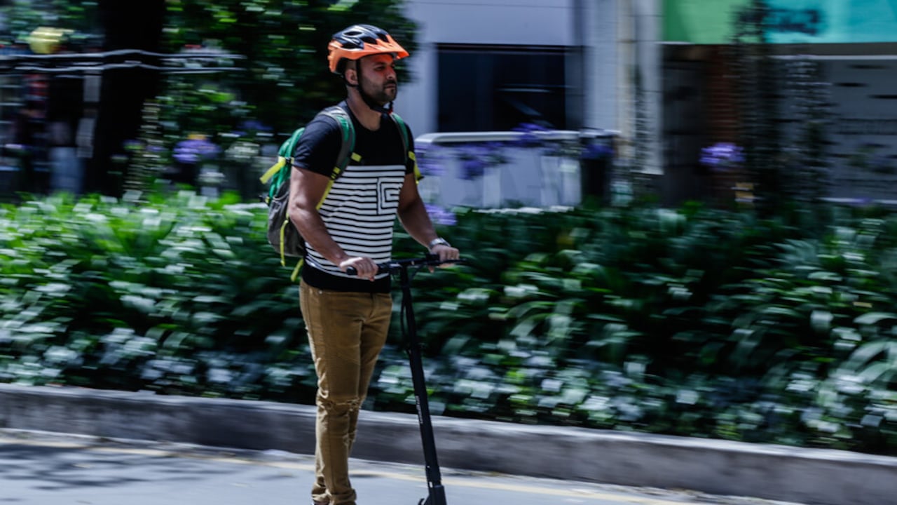 Las patinetas eléctricas se consolidan como una alternativa de movilidad para desplazamientos urbanos gracias a su facilidad de uso y transporte.