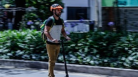 Las patinetas eléctricas se consolidan como una alternativa de movilidad para desplazamientos urbanos gracias a su facilidad de uso y transporte.