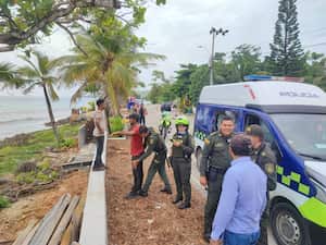 En algunos videos en los que se observa una persona arrojando un perro muerto al mar para alimentar tiburones.