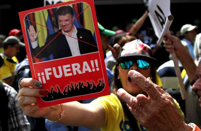 Afiches de "Santos Fuera" estuvieron presentes en toda la jornada. Foto: Pablo Andrés Monsalve / SEMANA