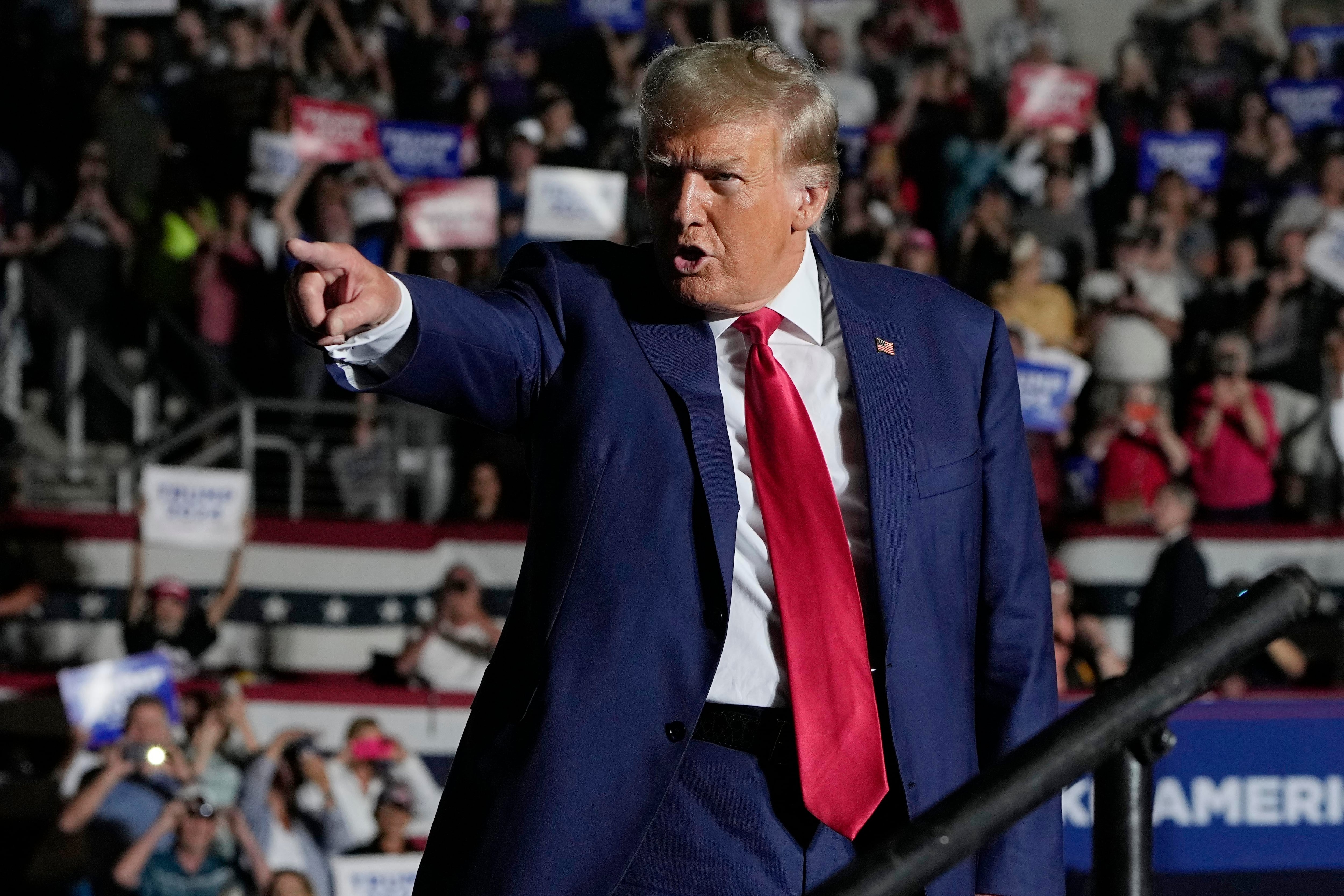 El expresidente Donald Trump, aspirante a la candidatura presidencial republicana, llega a un mitin de campaña el 29 de julio de 2023