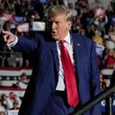 El expresidente Donald Trump, aspirante a la candidatura presidencial republicana, llega a un mitin de campaña el 29 de julio de 2023