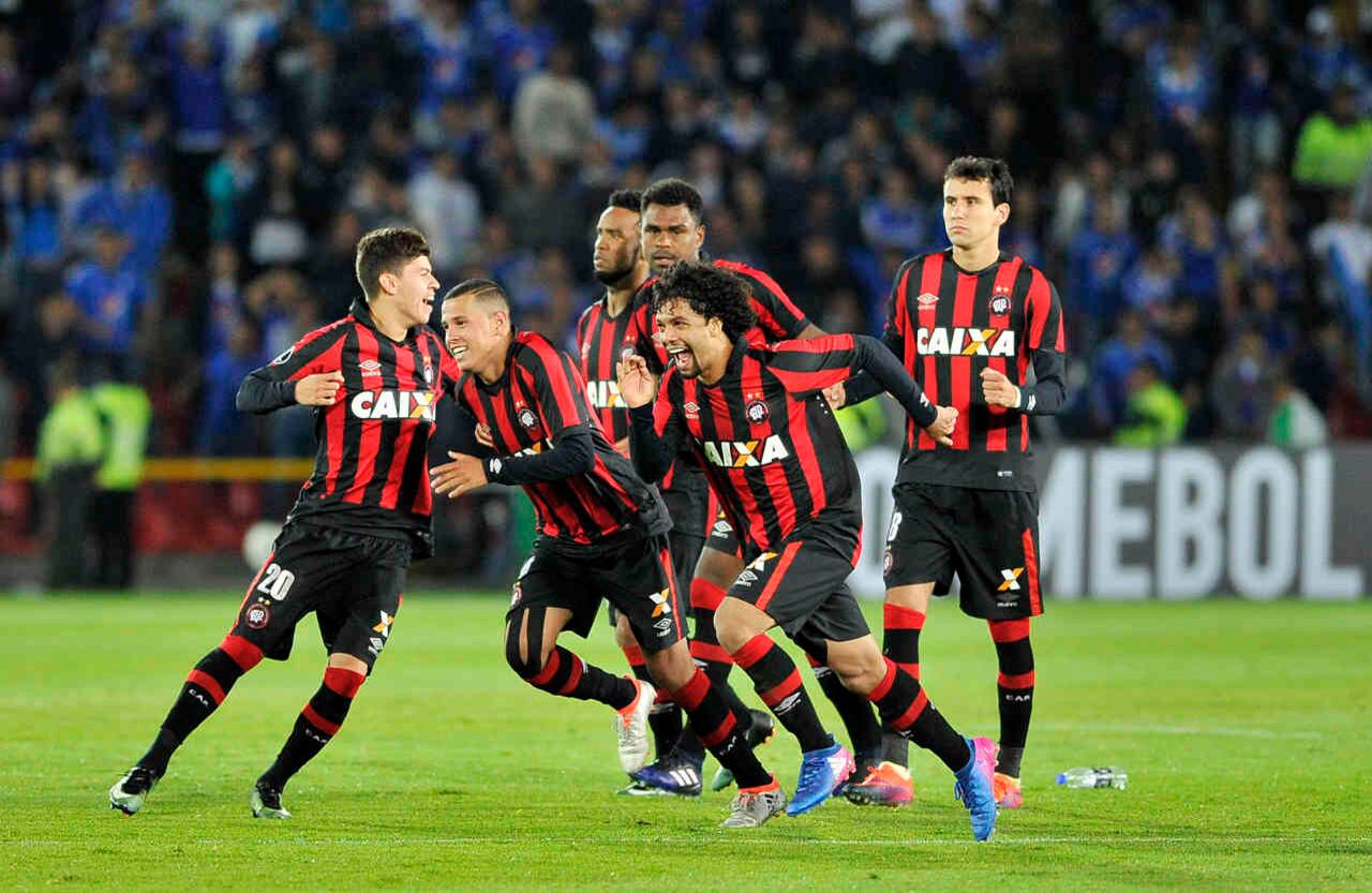 Jugadores del Paranaense celebran su paso a la tercera ronda de la Copa Libertadores tras vencer a Millonarios este miércoles 8 de febrero de 2017 en el estadio El Campín de Bogotá. Millos  a pesar de haber ganado en los 90 minutos 1-0,  perdió  por cobros desde el punto penal 2-4.  Foto: Carlos Julio Martínez / SEMANA