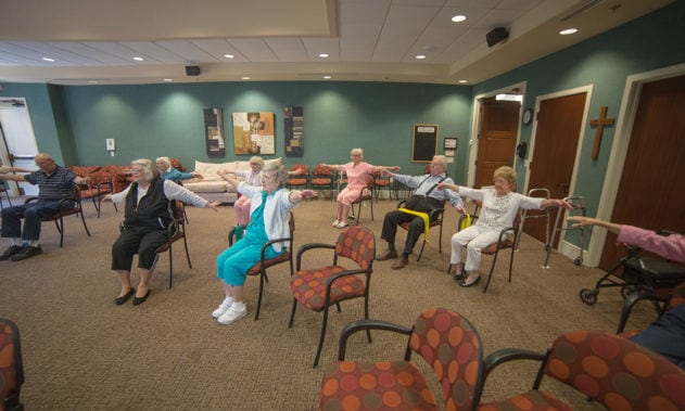 Los adultos mayores del ancianato realizando sus rutinas de ejercicio.