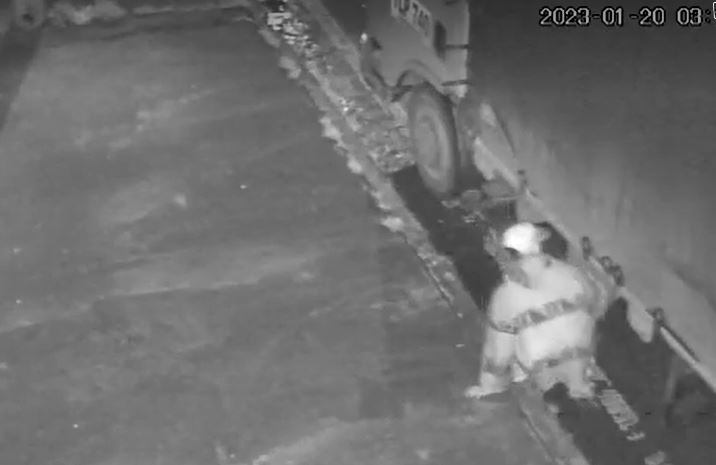 Otro de los sujetos robando autopartes en la parte inferior del camión.