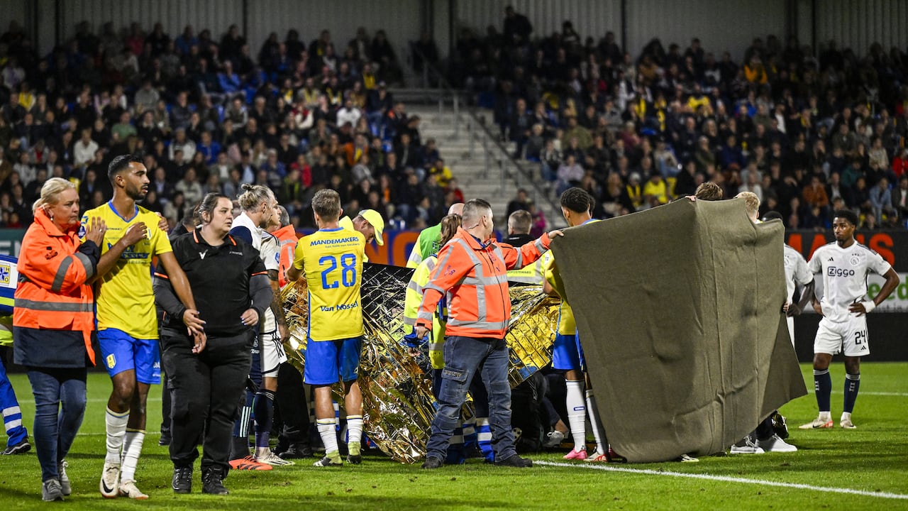 WAALWIJK - Serious injury to RKC Waalwijk goalkeeper Etienne Vaessen during the Dutch Eredivisie match between RKC Waalwijk and Ajax Amsterdam at the Mandemakers Stadium on September 30, 2023 in Waalwijk, Netherlands. ANP OLAF KRAAK (Photo by ANP via Getty Images)
