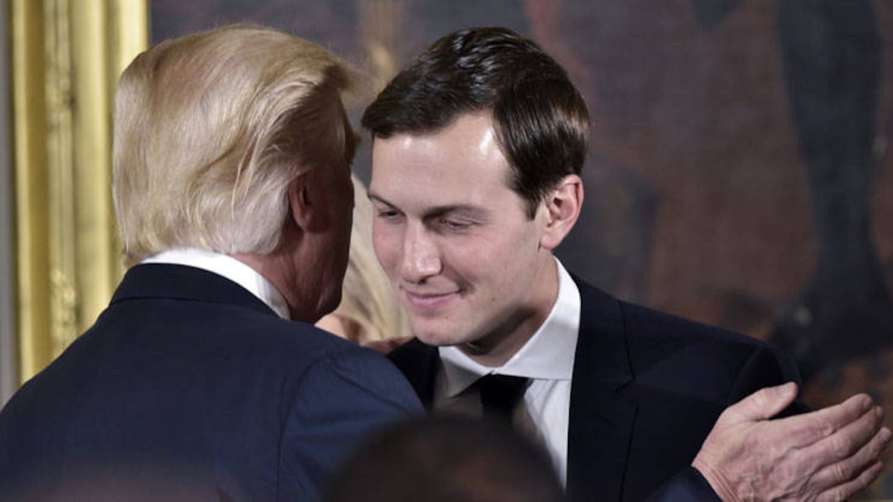 Donald Trump felicita a Jared Kushner en la Casa Blanca.