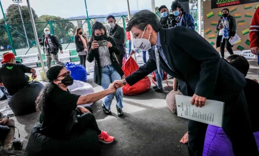 La Alcaldesa Claudia López junto a una de las jóvenes beneficiadas