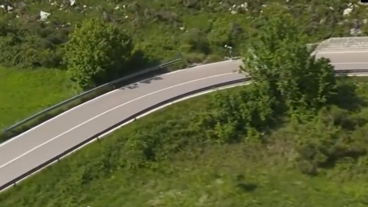Natnael Tesfatsion Ocbit es un ciclista eritreo, miembro del equipo Drone Hopper-Androni Giocattoli siguió derecho en una de las curvas de la novena etapa del Giro de Italia.