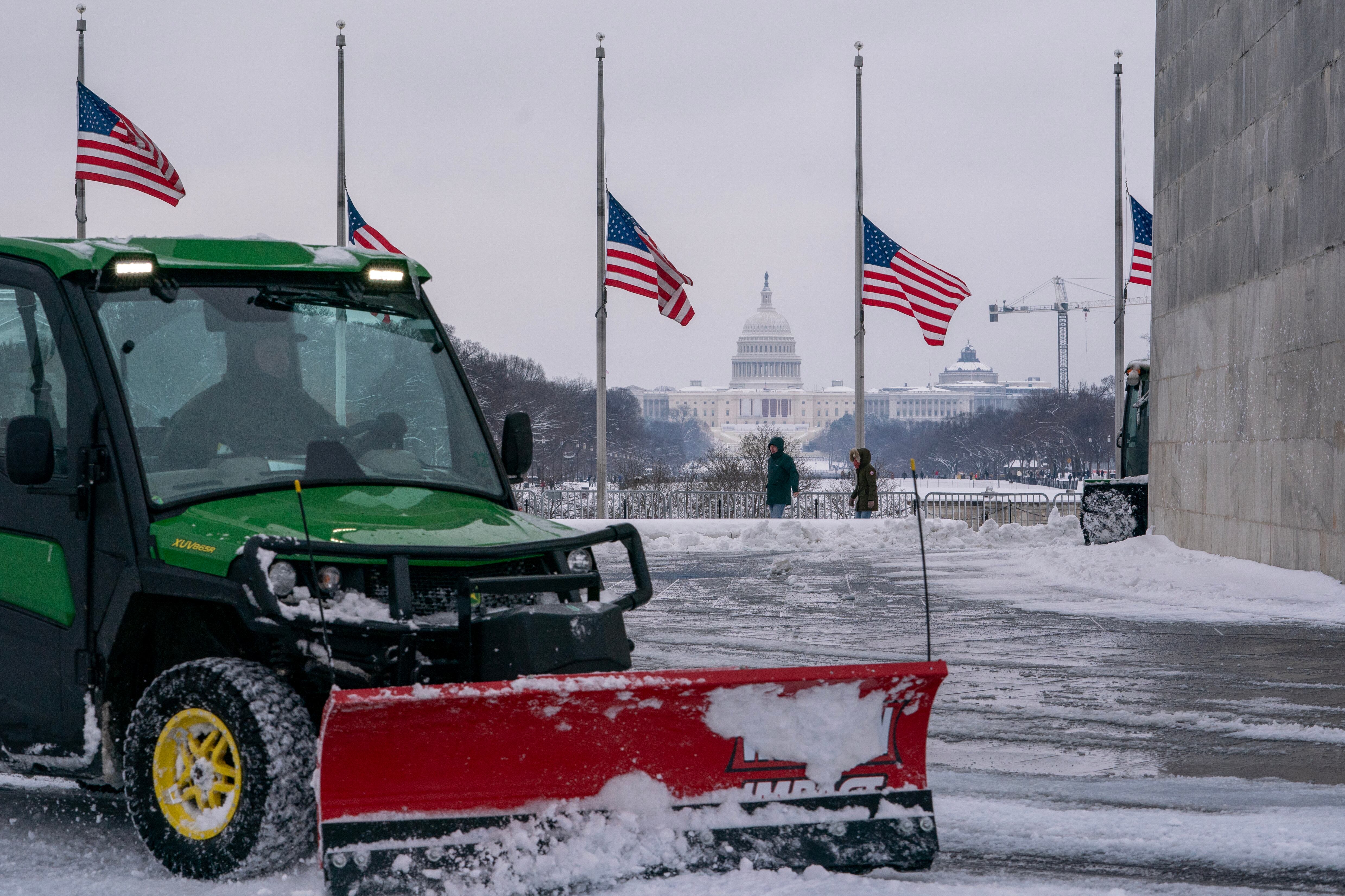 En algunas partes del país se puede ver incluso maquinaría tratando de mitigar el impacto de la nieve.