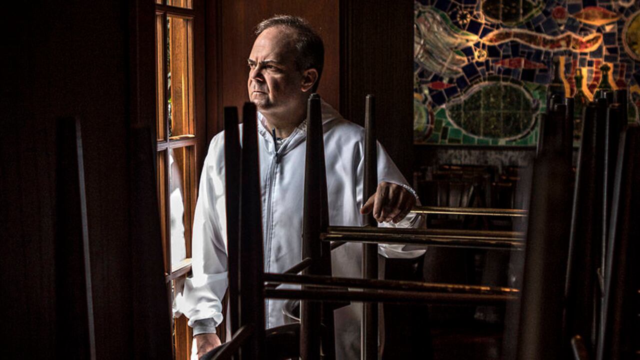 "En gran parte este giro que estoy dando es por mantener a las 180 personas que trabajan conmigo. Ellos son mi familia y la familia hay que cuidarla": Harry Sasson. Foto: Juan Carlos Sierra/ SEMANA.