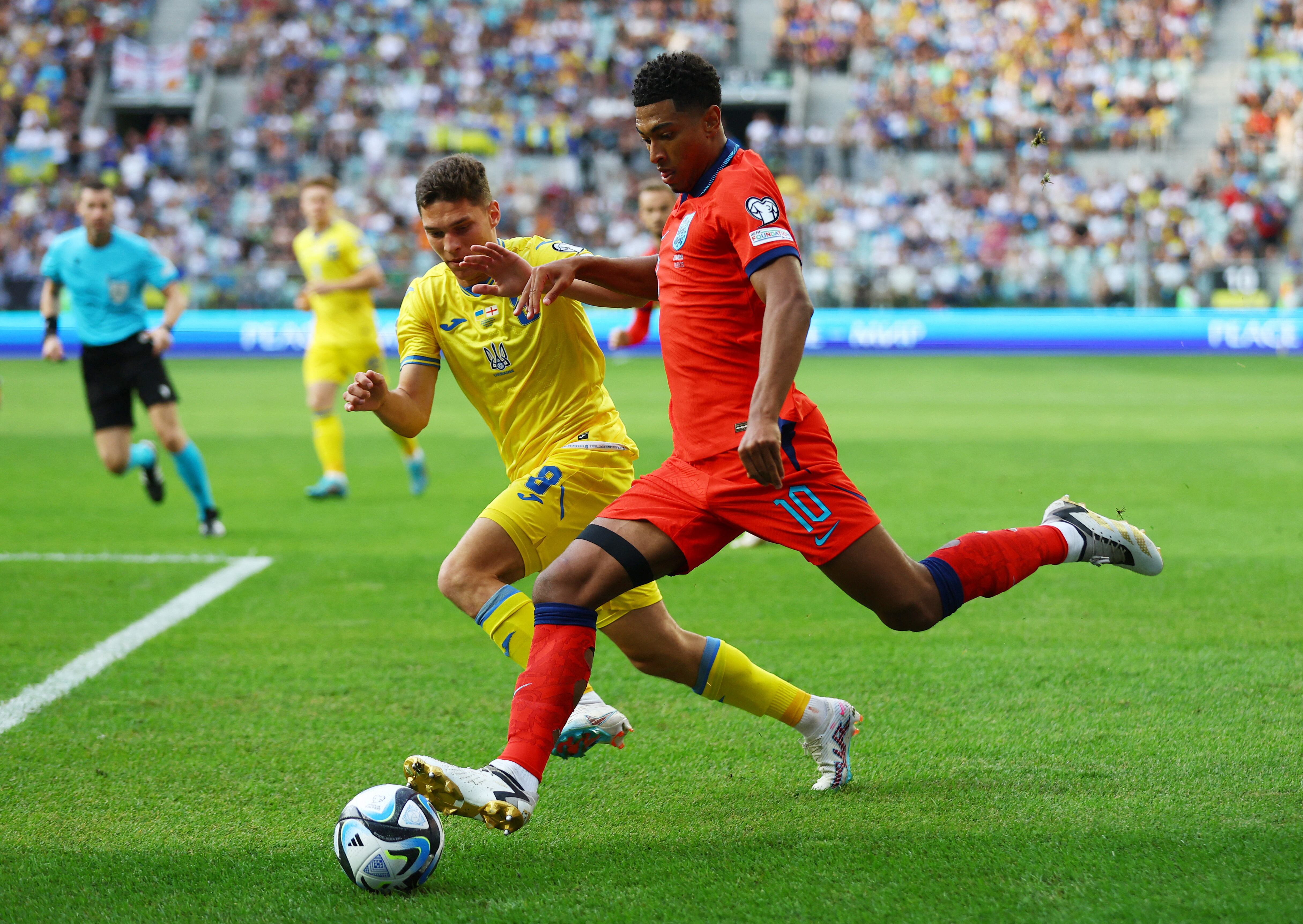 Soccer Football - Euro 2024 Qualifier - Group C - Ukraine v England - Tarczynski Arena, Wroclaw, Poland - September 9, 2023 Ukraine's Roman Yaremchuk in action with England's Jude Bellingham Action Images via Reuters/Matthew Childs