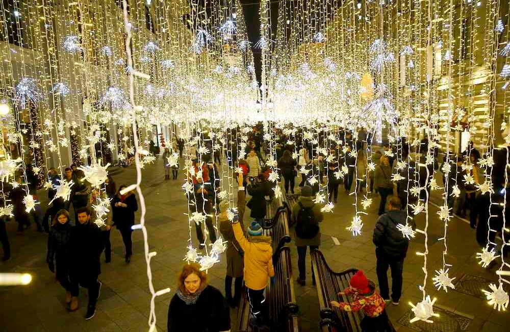 Las decoraciones navideñas para las fiestas de fin de año e invierno se ven en la calle Nikolskaya en Moscú, Rusia el 17 de diciembre de 2017. Foto: Sefa Karacan / Agencia Anadolu