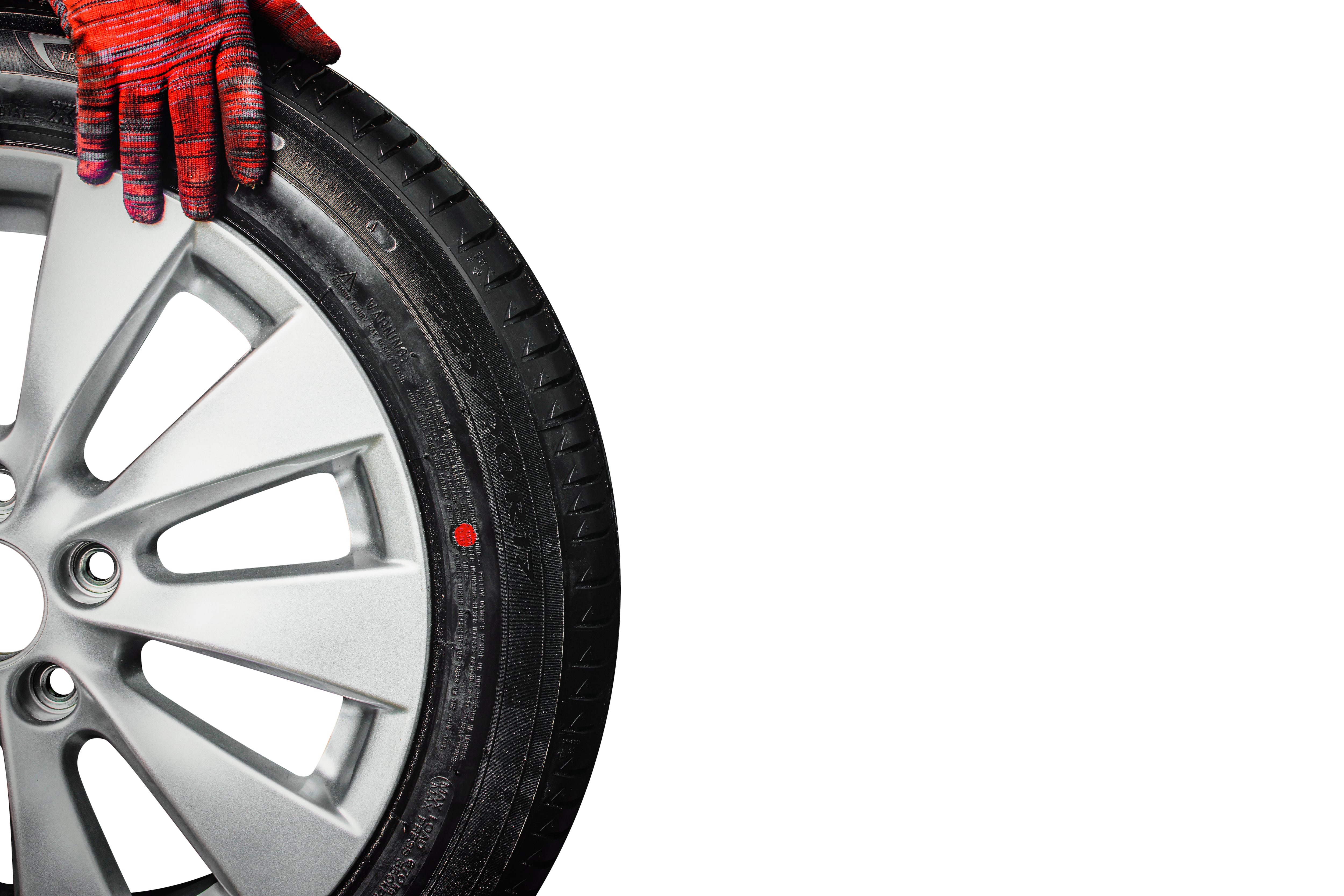 Punto rojo en la llanta de un carro