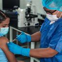 Mujer hispana recibiendo vacuna contra el coronavirus