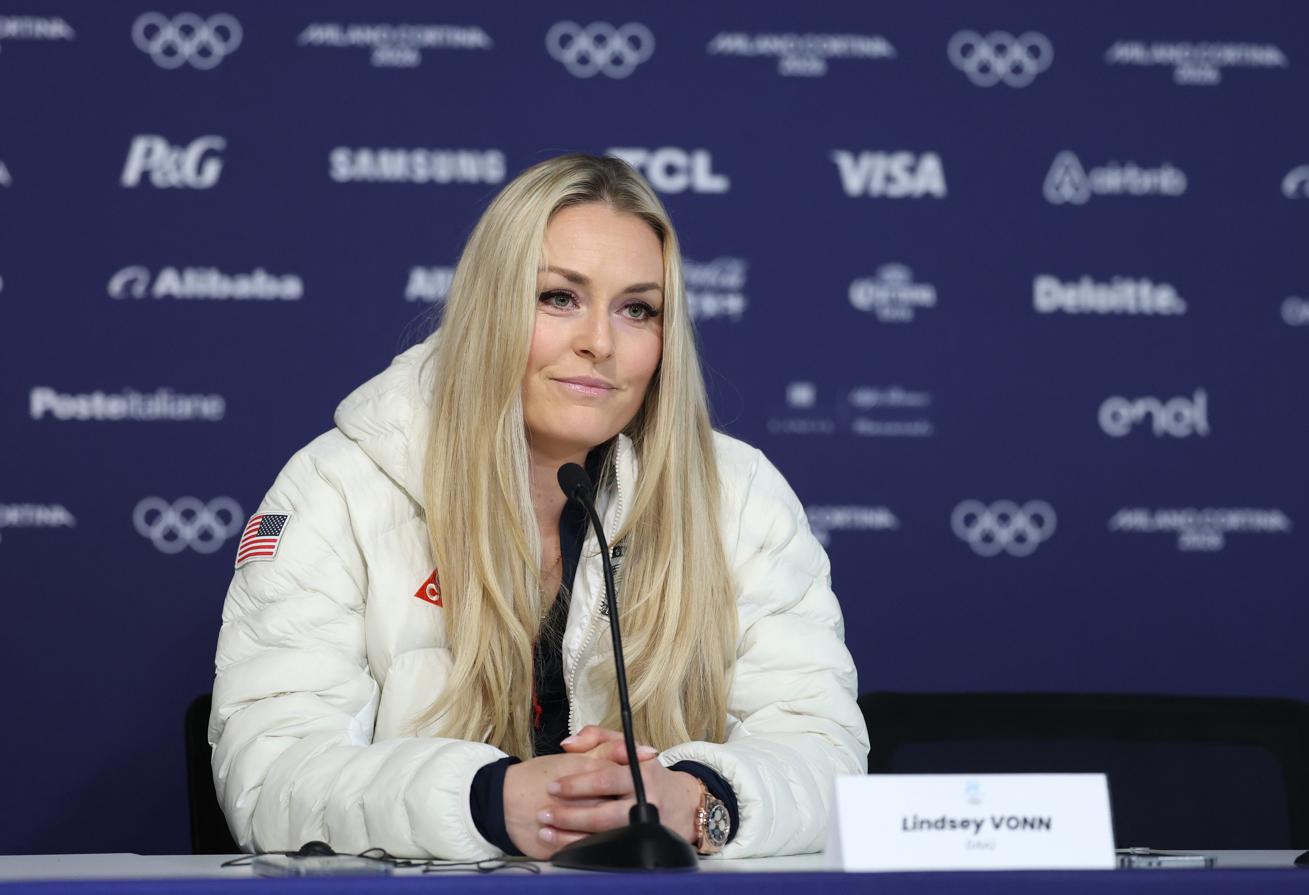 Lindsey Vonn en la previa al desarrollo de su competencia en los Juegos Olímpicos de Invierno. El deporte mundial, al pendiente de su salud.