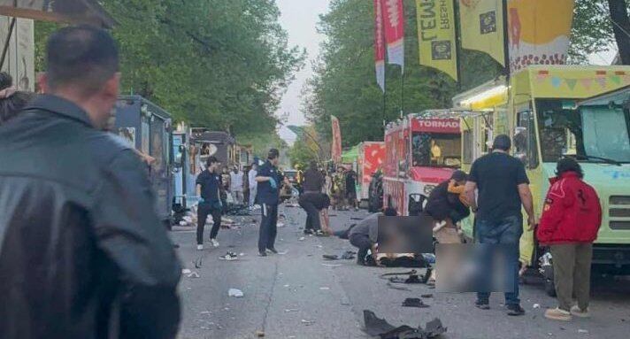 Un hombre de 30 años fue detenido y un portavoz indicó a los periodistas que el conductor era un “sospechoso solitario” conocido de los agentes.