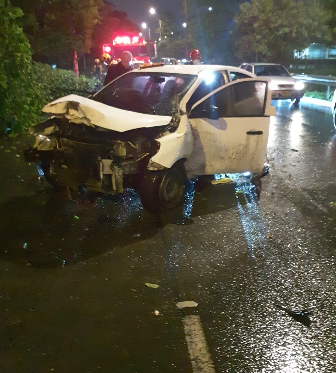Vehículo perdió el control y chocó contra un árbol en el sur de Cali.