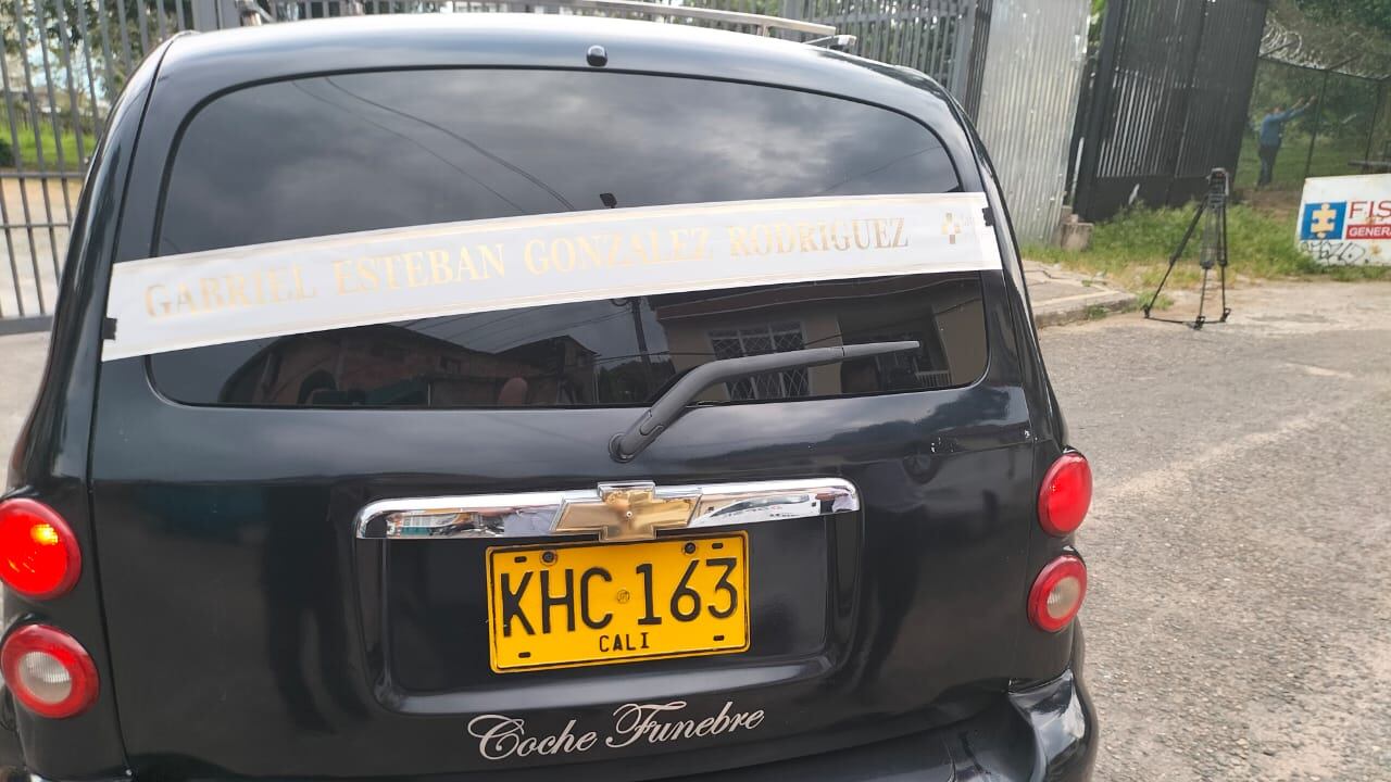 En este coche fúnebre salió el cuerpo del pequeño Gabriel desde Medicina Legal.