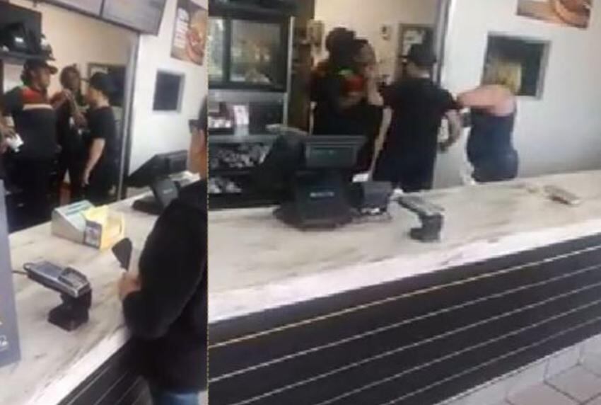 Vista del interior de un restaurante Burger King donde varias personas se agitan frente al mostrador durante una pelea.