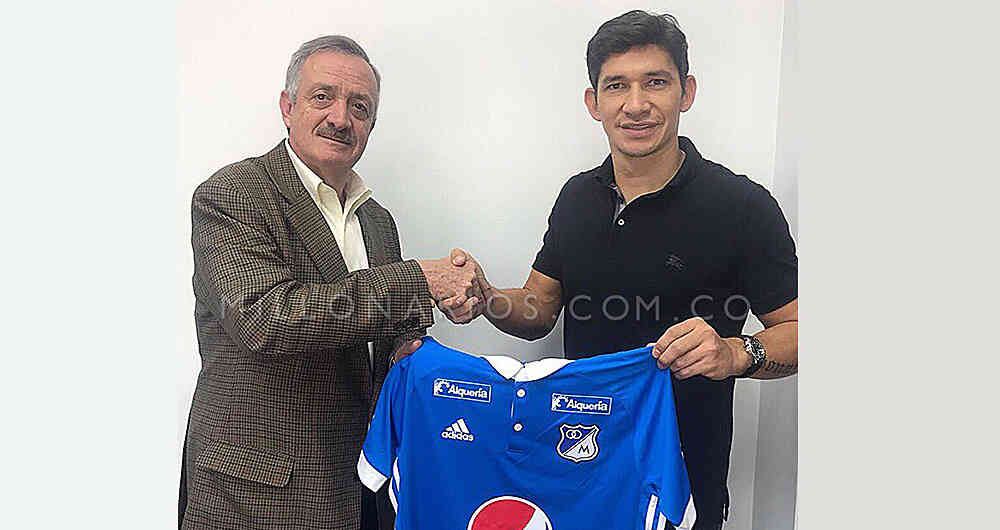 Roberto Ovelar, cuando fue fichado por Millonarios. 