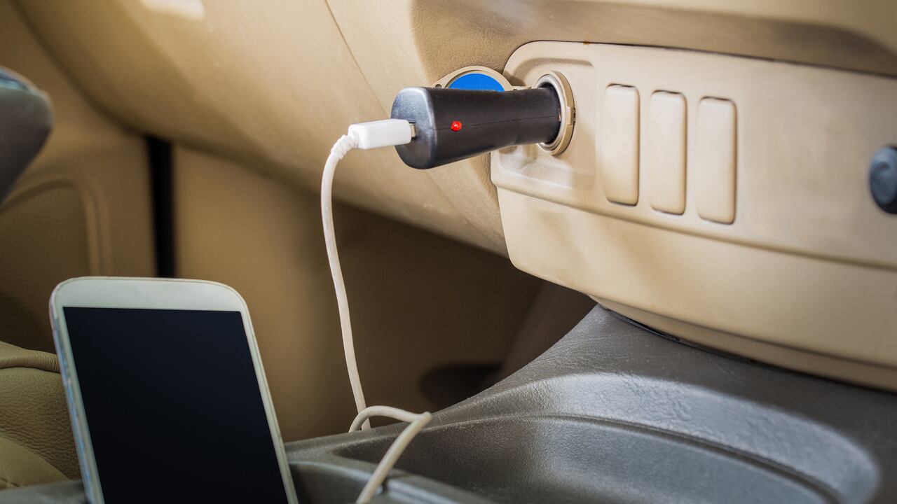 Cargar el celular es una práctica común de los usuarios.