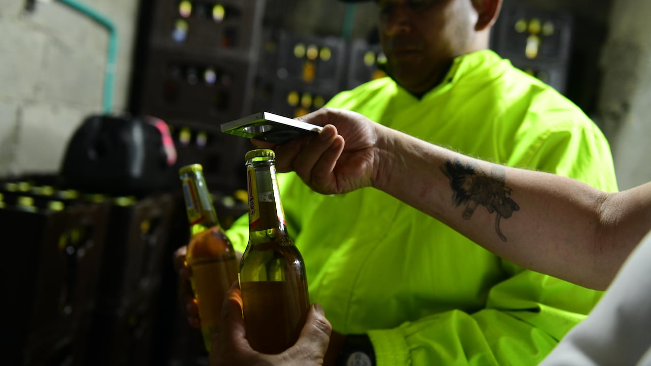 Policía de Medellín incautó 15 mil botellas de cerveza adulterada que iban a ser vendidas en Feria de las Flores por grupos delincuenciales.