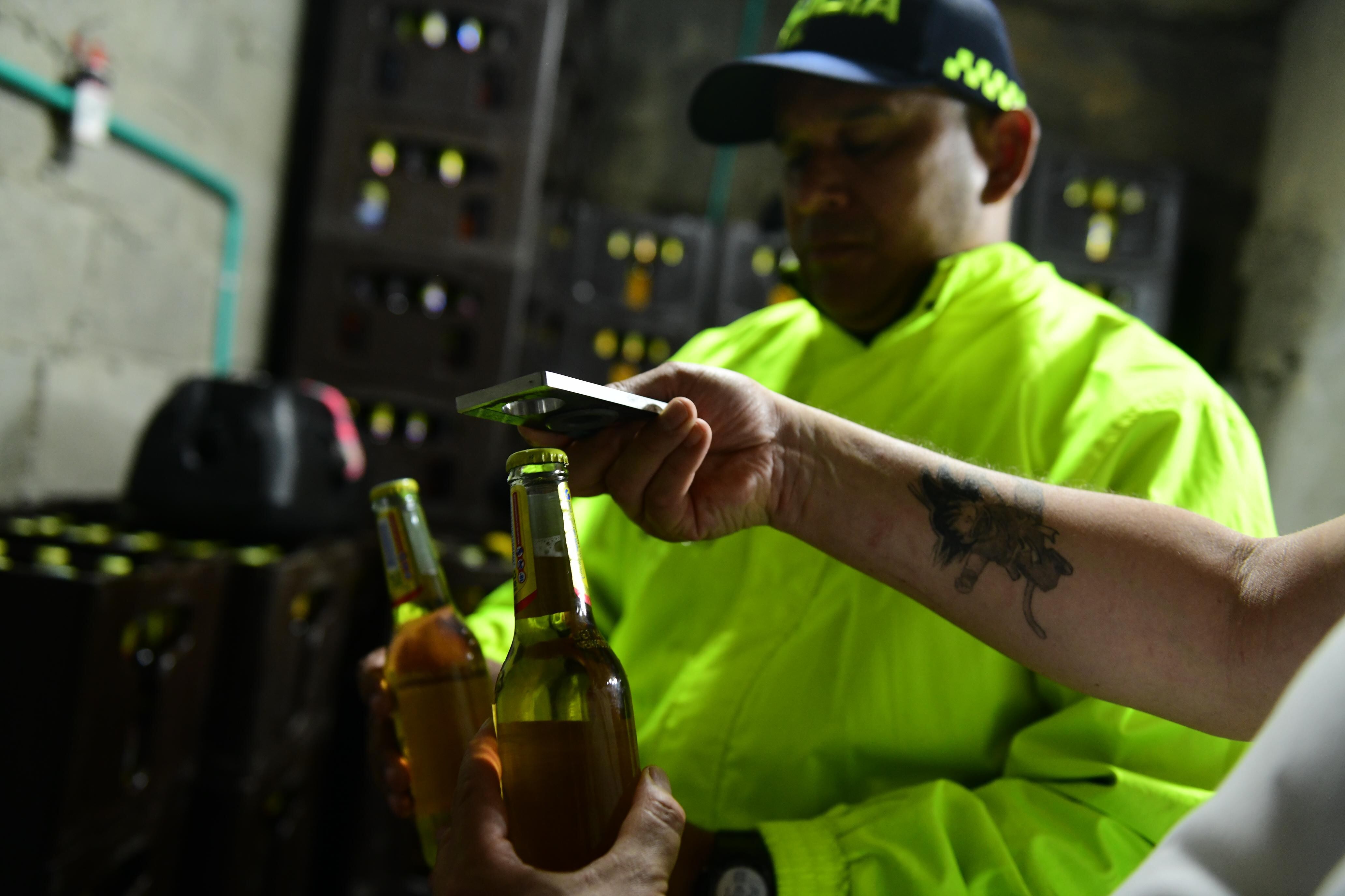 Policía de Medellín incautó 15 mil botellas de cerveza adulterada que iban a ser vendidas en Feria de las Flores por grupos delincuenciales.